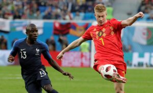 Fotografía de Sebastião Moreira, en la que puede verse en una imagen de archivo del 10 de julio de 2018 al internacional belga Kevin de Bruyne (d), durante un partido de su selección en el Mundial de Rusia. EFE *Sólo uso editorial*
