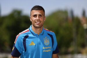 El centrocampista de la selección española, Rodri atiende a los periodistas durante el día abierto a los medios en la concentración de la selección con motivo de su partipación en el Mundial el pasado 1 de junio en la Ciudad del Fútbol de Las Rozas, Madrid. EFE/ Rodrigo Jiménez