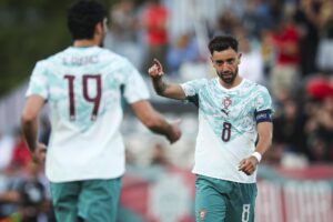 El portugués Bruno Fernandes celebra tras marcar un gol durante el partido amistoso internacional de fútbol entre Portugal y Chile, celebrado en el Estadio Nacional de Oeiras. EFE/EPA/JOSE SENA GOULAO