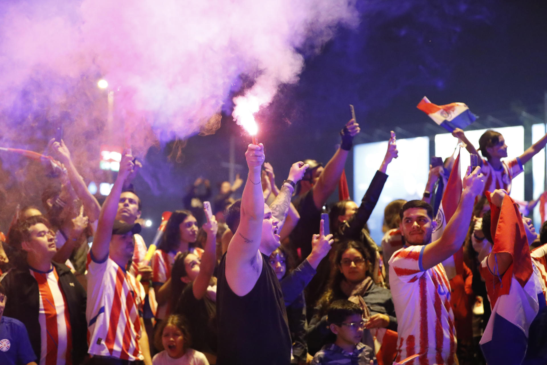 Aficionados de Paraguay despiden a su selección rumbo al Mundial de 2026 este sábado en el aeropuerto Silvio Pettirossi, en Luque. EFE/ Juan Pablo Pino