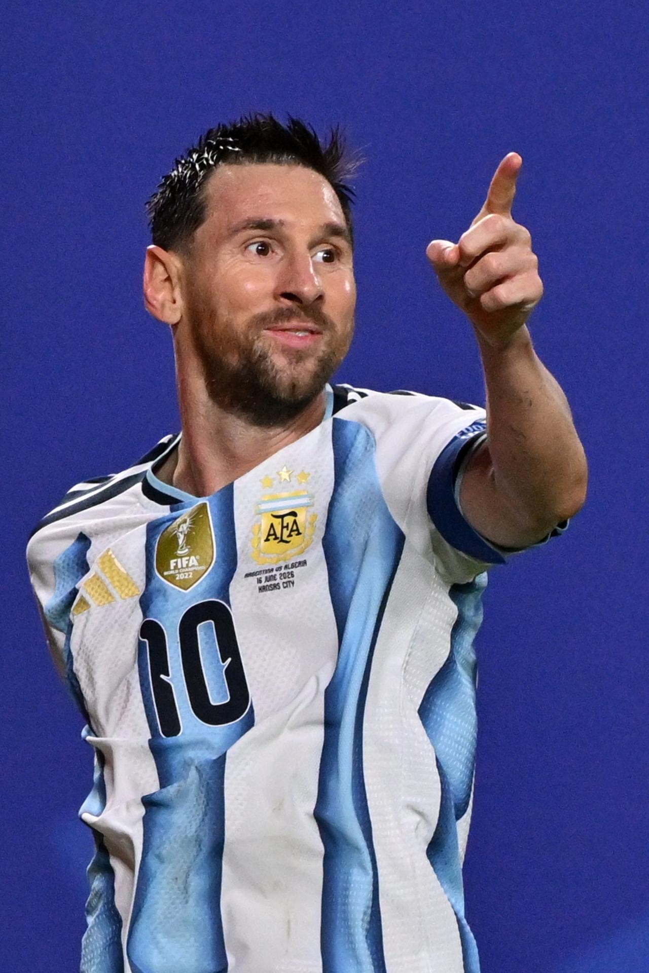 Lionel Messi escribió una nueva página en la historia grande del fútbol al marcar los tres goles con los que Argentina venció por 3-0 a Argelia en un partido que lo llevó a alcanzar al alemán Miroslav Klose como máximo goleador de los Mundiales, con 16. EFE/EPA/AMY KONTRAS
