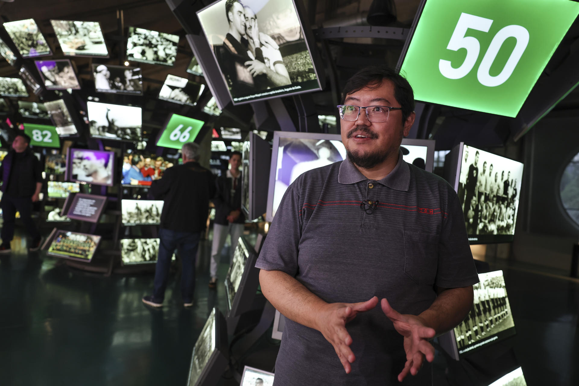 Fotografía que muestra al bibliotecario del Museo del Fútbol de Sao Paulo, Ademir Takara, hablando durante una entrevista con EFE en Sao Paulo (Brasil). EFE/ Sebastiao Moreira
