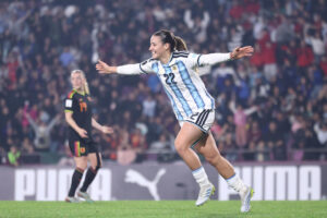 Mercedes Diz, de Argentina, celebra un gol en un partido de la Liga de Naciones entre Argentina y Perú en el estadio Ciudad de Lanús (Argentina). EFE/ Juan Ignacio Roncoroni