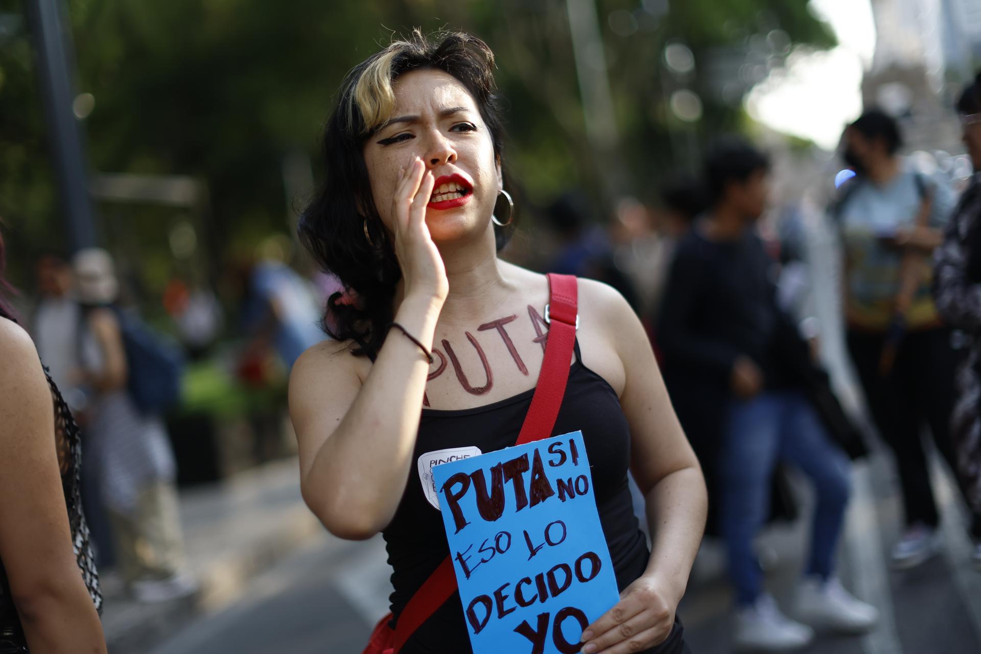 Trabajadoras sexuales marchan en el día internacional del trabajo sexual este martes, en la Ciudad de México (México). EFE/ Sáshenka Gutiérrez