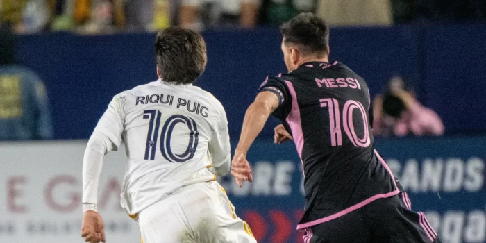 Lionel Messi y Riqui Puig