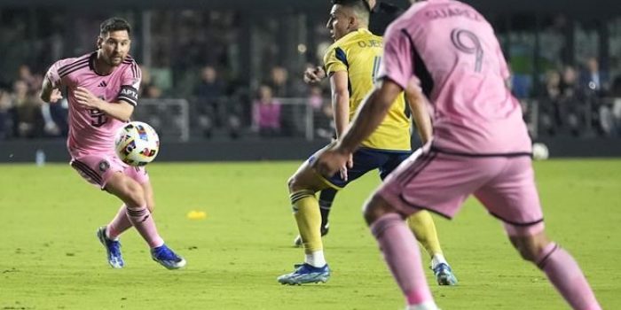 Inter Miami forward Lionel Messi, left, passes the ball to forward Luis Suarez (9) during the first half of the team's MLS soccer match against Real Salt Lake, Wednesday, Feb. 21, 2024, in Fort Lauderdale, Fla. (AP Photo/Lynne Sladky)