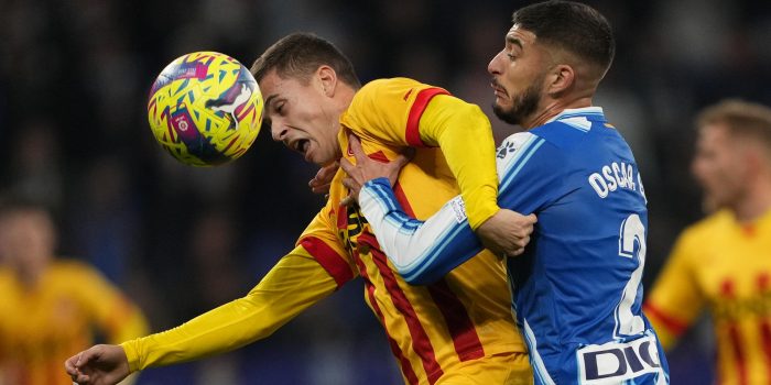 El centrocampista del Girona Rodrigo "Roro" Riquelme (i) y el defensa del Espanyol Óscar Gil (d) luchan por el balón durante el encuentro correspondiente a la jornada 16 de Primera División que RCD Espanyol y Girona FC disputaronen el RCDE Stadium, en Cornellá-El Prat. EFE / Alejandro García