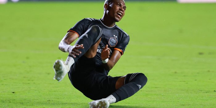 FORT LAUDERDALE, FLORIDA - SEPTEMBER 27: Nelson Quiñónes #21 of Houston Dynamo fall to the field in the first half against the Inter Miami during the 2023 U.S. Open Cup Final at DRV PNK Stadium on September 27, 2023 in Fort Lauderdale, Florida.   Hector Vivas/Getty Images/AFP (Photo by Hector Vivas / GETTY IMAGES NORTH AMERICA / Getty Images via AFP)