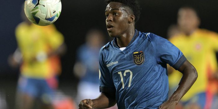 Ecuador's midfielder #17 Bruno Caicedo eyes the ball during the 2025 South American U-20 football championship match between Colombia and Ecuador at the Misael Delgado stadium in Valencia, Carabobo state, Venezuela on January 28, 2025. (Photo by JUAN BARRETO / AFP)