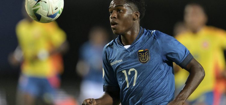 Ecuador's midfielder #17 Bruno Caicedo eyes the ball during the 2025 South American U-20 football championship match between Colombia and Ecuador at the Misael Delgado stadium in Valencia, Carabobo state, Venezuela on January 28, 2025. (Photo by JUAN BARRETO / AFP)