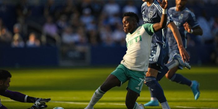 KANSAS CITY, KANSAS - SEPTEMBER 07: Jáder Obrian #7 of Austin FC shoots against John Pulskamp #1 of Sporting Kansas City during the first half at Children's Mercy Park on September 07, 2025 in Kansas City, Kansas.   Jay Biggerstaff/Getty Images/AFP (Photo by Jay Biggerstaff / GETTY IMAGES NORTH AMERICA / Getty Images via AFP)