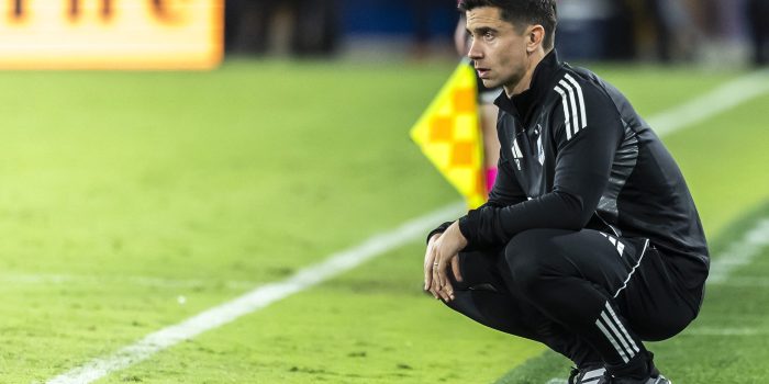 SAN DIEGO, CALIFORNIA - SEPTEMBER 13: Cameron Knowles head coach of Minnesota United looks on during a game between San Diego FC and Minnesota United at Snapdragon Stadium on September 13, 2025 in San Diego, California.   Francisco Vega/Getty Images/AFP (Photo by FRANCISCO VEGA / GETTY IMAGES NORTH AMERICA / Getty Images via AFP)