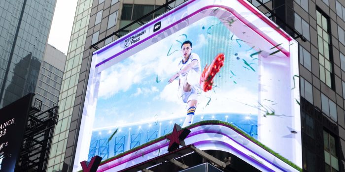 El jugador mexicano Javier 'Chicharito' Hernández en una acción publicitaria de la MLS en Times Square, Nueva York.EFE/MLS