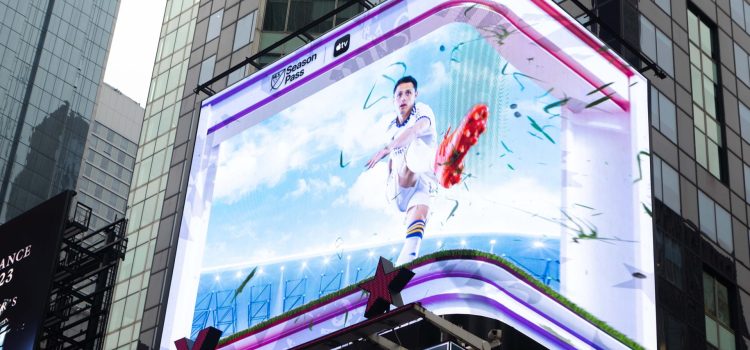El jugador mexicano Javier 'Chicharito' Hernández en una acción publicitaria de la MLS en Times Square, Nueva York.EFE/MLS
