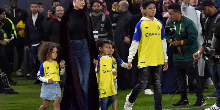 Georgina Rodriguez y sus hijos este martes, en la presentación de Cristiano Ronaldo como jugador del club Al-Nassr de Arabia Sadudi. EFE/EPA/STR