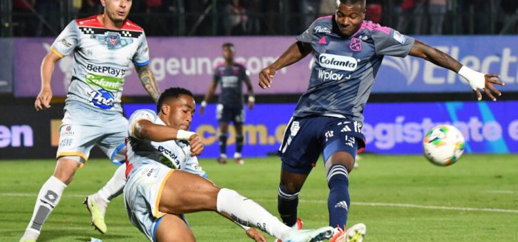 BOGOTÁ- COLOMBIA, 26-08-2024:Fortaleza CEIF y Deportivo Independiente Medellín durante el encuentro  por la fecha 7 como parte de la Liga BetPlay DIMAYOR II 2024 jugado en el estadio Enrique Olaya Herrera de la ciudad de Bogotá. /  Fortaleza CEIF  and Deportivo Independiente Medellin during match for the date 7 as part of BetPlay DIMAYOR League II 2024 played at Enrique Olaya Herrera stadium in Bogotá city. Photo: VizzorImage / Felipe Caicedo  / Staff