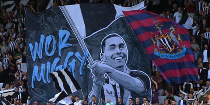 Alt. Seguidores de Newcastle hicieron homenaje a Miguel Almirón, que no jugó