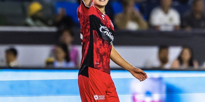 alt Comparan al mexicano Gilberto Mora con los españoles Andrés Iniesta, Gavi y Pedri