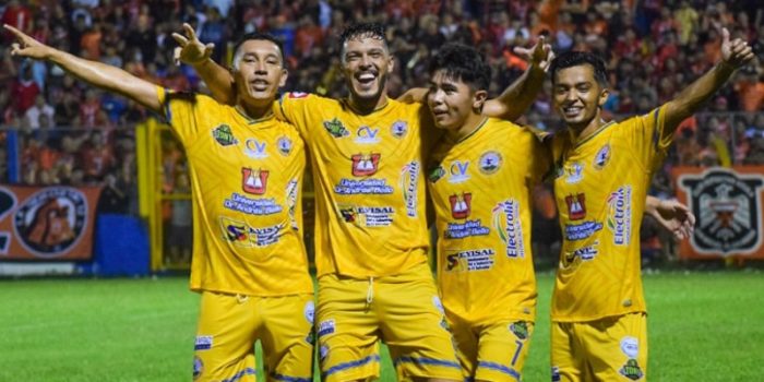 ALT Mexicano y colombiano, por un lugar en la historia grande de El Salvador