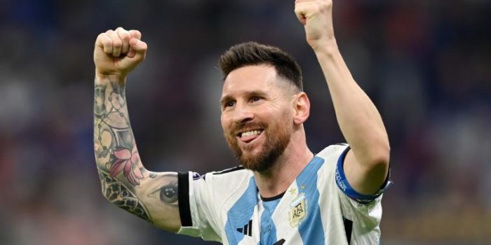 alt. El argentino Leo Messi “suaviza su dolor” con otro récord