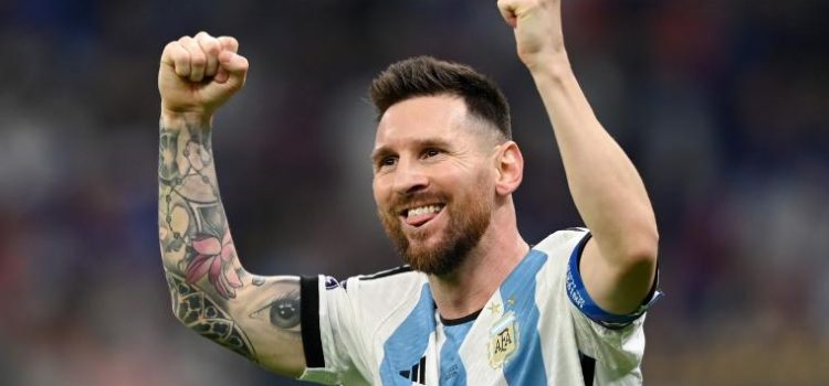 alt. El argentino Leo Messi “suaviza su dolor” con otro récord