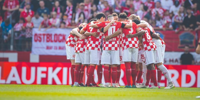 Deutschland - Mainz - MEWA Arena / Bundesliga - Saison 2023/2024 - 4. Spieltag - 16.09.2023 / 1. FSV Mainz 05 (rot) - VfB Stuttgart (grün) / v.l. Mannschaftskreis