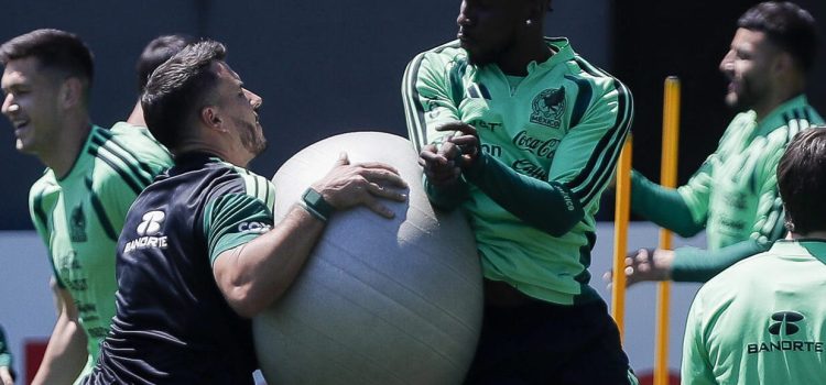 Julián Andrés Quiñones (d) entrena con sus compañeros este domingo en el Centro de Alto Rendimiento en Ciudad de México (México). EFE/ Isaac Esquivel