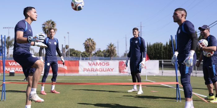 Fotografía difundida por la Asociación Paraguaya de Fútbol (APF) de un entrenamiento de la selección este domingo, con miras al segundo partido en el Mundial, el 19 de junio contra Turquía en Los Ángeles. EFE/ APF /SOLO USO EDITORIAL/ SOLO DISPONIBLE PARA ILUSTRAR LA NOTICIA QUE ACOMPAÑA (CRÉDITO OBLIGATORIO)