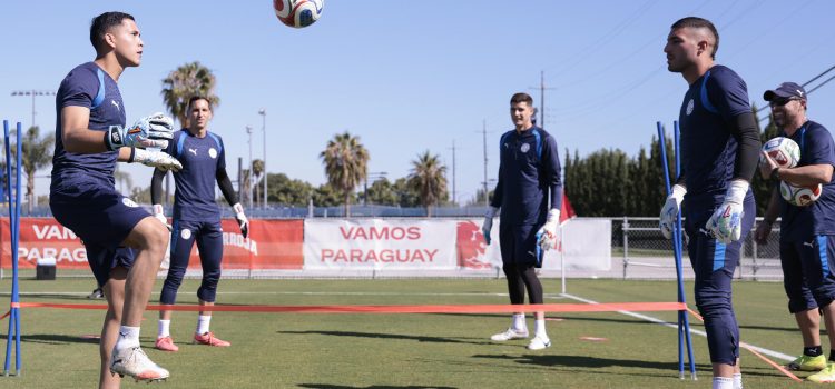 Fotografía difundida por la Asociación Paraguaya de Fútbol (APF) de un entrenamiento de la selección este domingo, con miras al segundo partido en el Mundial, el 19 de junio contra Turquía en Los Ángeles. EFE/ APF /SOLO USO EDITORIAL/ SOLO DISPONIBLE PARA ILUSTRAR LA NOTICIA QUE ACOMPAÑA (CRÉDITO OBLIGATORIO)