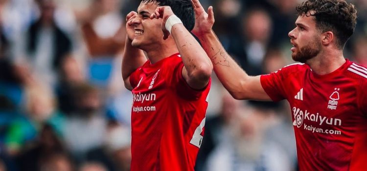 Ramón Sosa, paraguayo , vistiendo una camiseta roja.