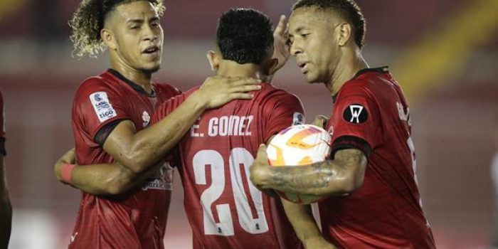 alt Sporting del colombiano Caicedo lidera el fútbol panameño