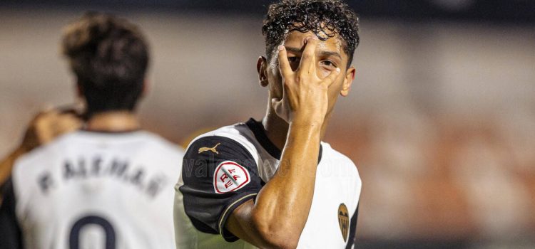 alt El internacional Warren Madrigal, primer costarricense en jugar con el Valencia