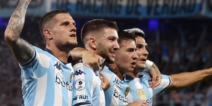 Jugadores de Racing Club vistiendo una camiseta azul con rayas blancas. Racing Club vs Botafogo