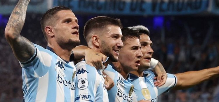 Jugadores de Racing Club vistiendo una camiseta azul con rayas blancas. Racing Club vs Botafogo