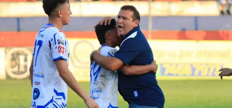 alt El Firpo del argentino Álvarez busca afianzarse en la Liga de El Salvador