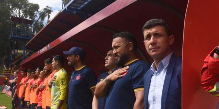 alt Dos técnicos argentinos, mano a mano por la gloria en Guatemala