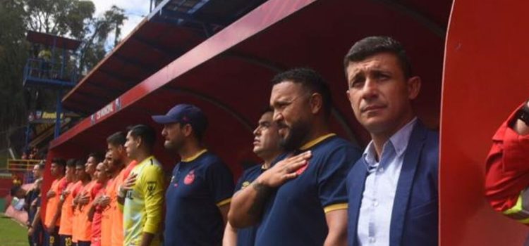 alt Dos técnicos argentinos, mano a mano por la gloria en Guatemala