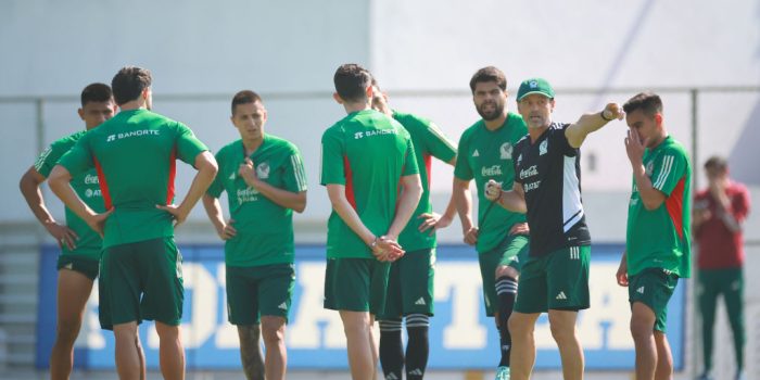 MEXICO CITY, MEXICO - MARCH 06: Head coach Diego Cocca gives instructions to his players during a training session of Mexico's National Football team at Centro de Alto Rendimiento on March 06, 2023 in Mexico City, Mexico. (Photo by Hector Vivas/Getty Images)