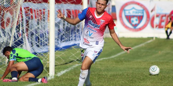 alt El Firpo al mando del argentino Álvarez sigue líder en El Salvador