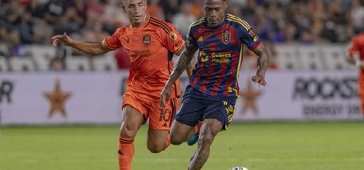 alt El ecuatoriano Anderson Julio se luce con un gol desde medio campo para el Real Salt Lake