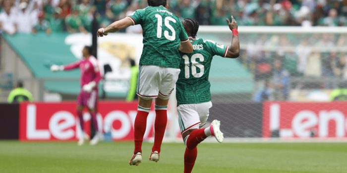 HISTÓRICO EN EL AZTECA: colombiano Quiñones y mexicano Jiménez rompen la maldición de México