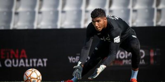 ALT ¡FIGURA MUNDIAL! La muralla panameña que se destaca en Arabia