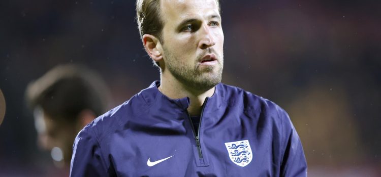 Fotografía de Toms Kalnins, en la que puede verse en una imagen de archivo del 14 de octubre de 2025 al delantero inglés Harry Kane. EFE