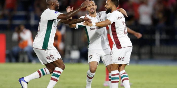 Jugadores de Fluminense celebran un gol durante un partido de octavos de final de la Copa Sudamericana entre América de Cali y Fluminense en el estadio Pascual Guerrero de Cali (Colombia). EFE/ Ernesto Guzmán