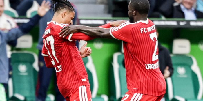 El jugador alemán del Bayern Múnich Michael Olise (I) celebra con su compañero Dayot Upamecano el 0-1 durante el partido de la Bundesliga que han jugado VfL Wolfsburg y Bayern Munich en Wolfsburgo , Alemania. EFE/EPA/FILIP SINGER