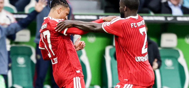 El jugador alemán del Bayern Múnich Michael Olise (I) celebra con su compañero Dayot Upamecano el 0-1 durante el partido de la Bundesliga que han jugado VfL Wolfsburg y Bayern Munich en Wolfsburgo , Alemania. EFE/EPA/FILIP SINGER