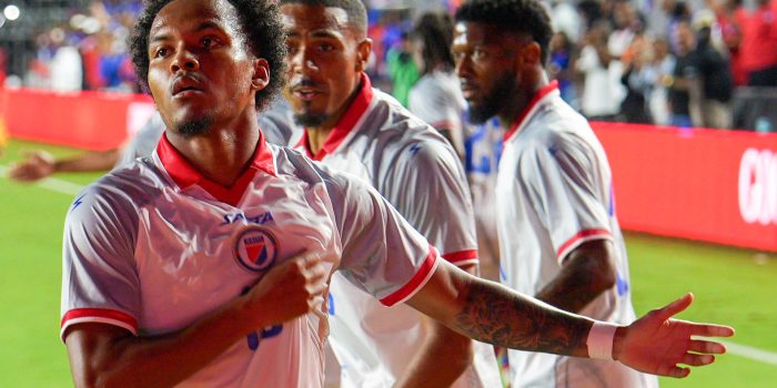 Ruben Providence (i), de Haití, celebra un gol este martes en un partido amistoso frente a Nueva Zelanda previo a la Copa Mundial de Fútbol de 2026, en el Chase Stadium en Fort Lauderdale (EE.UU.). EFE/ Alberto Boal