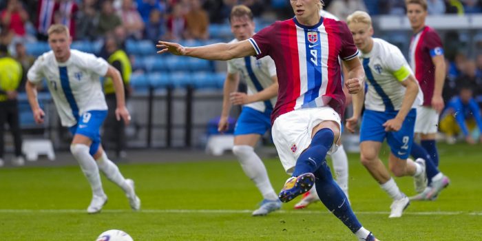 El delantero del Manchester City Erling Haaland marca el gol de la victoria de Noruega ante Finlandia en un amistoso en Oslo. EFE/EPA/Fredrik Varfjell