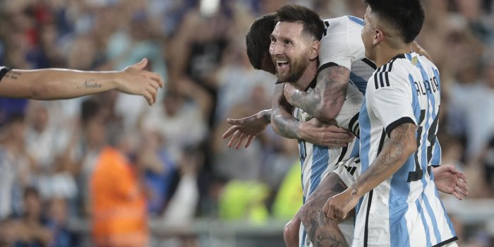 Jugadores de Argentina celebran un gol de Lionel Messi (abajo) hoy, en un partido amistoso entre las selecciones de Argentina y Panamá en el estadio Monumental, en Buenos Aires (Argentina). EFE/Juan Ignacio Roncoroni