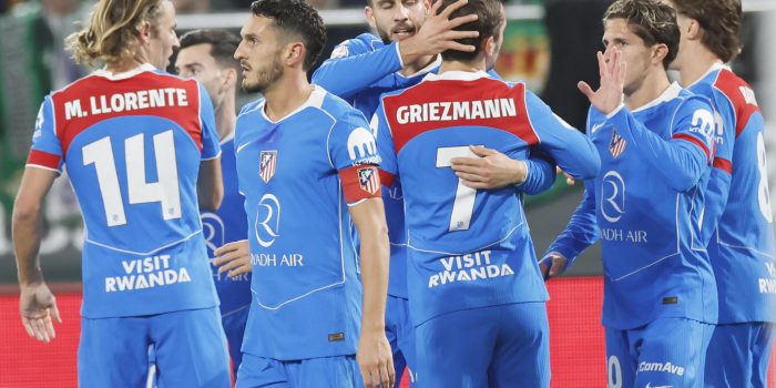 El defensa del Atlético de Madrid David Hancko (c) celebra con sus compañeros tras marcar gol ante el Real Betis, durante el partido de cuartos de final de la Copa del Rey que Real Betis y Atlético de Madrid disputan este jueves en el estadio de La Cartuja, en Sevilla. EFE/Jose Manuel Vidal
